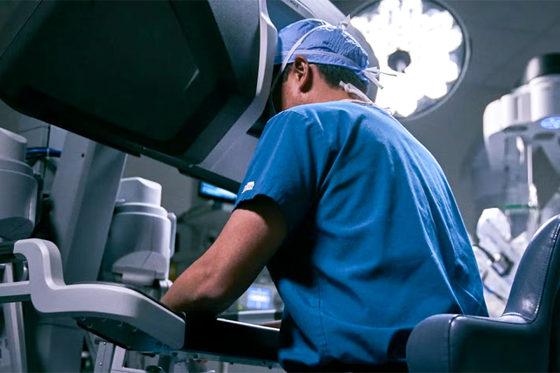 Inside the OR: How the Da Vinci Surgical System Transforms Joint Surgery